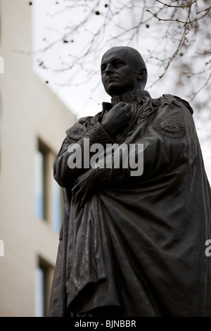 Statue von George Nathaniel ersten Marquess Curzon of Kedleston ehemaligen Vizekönig von Indien in Carlton Gardens London Stockfoto