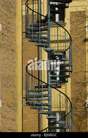 Feuerleiter Treppe in einem Rücken eines Mehrfamilienhauses Berlin Deutschland Stockfoto