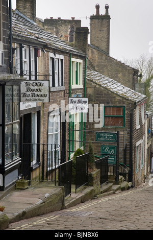 Die Cobbled Hauptstraße bei Haworth, Heimat der Bronte Schwestern West Yorkshire UK Stockfoto