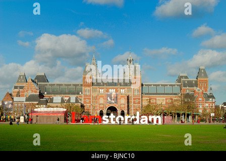 Die Buchstaben Amsterdam vor dem Rijksmuseum in Amsterdam Niederlande Stockfoto