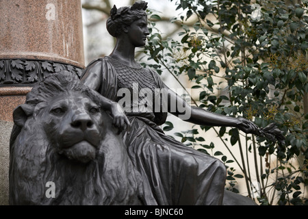 Allegorische Statue von Britannia und Löwe am Fuße des Sir Colin Campbell Spalte in Waterloo Platz in London Stockfoto