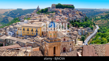 Santa Maria delli'Idria in den Vordergrund und Ragusa Ibla Sizilien hinter Stockfoto