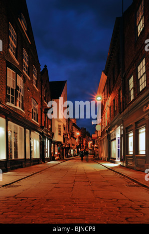 YORK, Großbritannien - 14. MÄRZ 2010: Quiet Street in City at Night Stockfoto