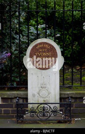 Denkmal in St James Square, WPC Yvonne Fletcher, die während der Belagerung der libyschen Botschaft in 1984 in London erschossen Stockfoto