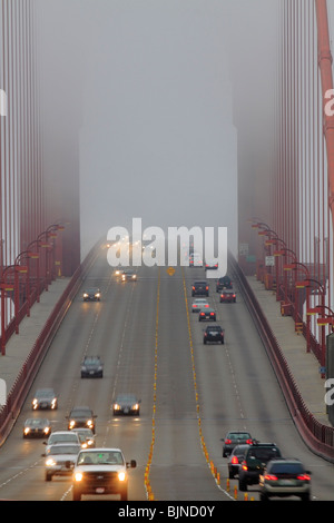 Verkehr auf der Golden Gate Bridge bei Dämmerung-San Francisco, Kalifornien, USA. Stockfoto