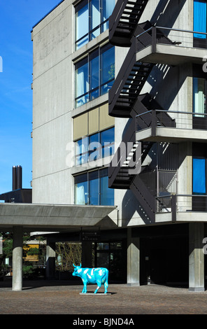 Zürich-Kuh-Parade, azurblauen Kuh Skulptur auf dem Hof der Universität Zürich-Irchel, Zürich, Schweiz Stockfoto