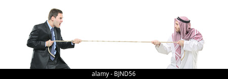 Eine arabische Person und ein Geschäftsmann, ein Seil ziehen Stockfoto