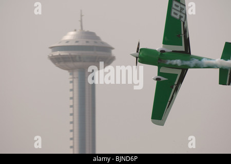 27.03.2010. Abu Dabi. Red Bull Air Race. Flugzeug fliegt zwischen Marker leuchten während des Rennens. Stockfoto