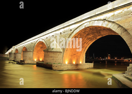 Ein Blick auf eine berühmte steinerne Brücke in Skopje, Mazedonien, in der Nacht Stockfoto