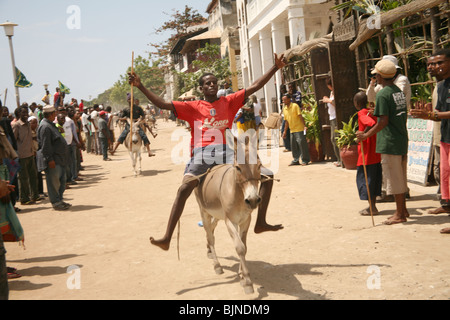 Der Gewinner auf seinem Esel während des jährlichen Rennens stattfindet während Maulidi, Lamu, Kenia Stockfoto