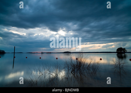 Dies ist ein Sonnenuntergang Bild, aufgenommen im alten Bund Park am östlichen Ufer des Lake Lanier in der Nähe von Flowery Branch, GA.  Der konkrete Anker im Bild wird verwendet, um ein Ende einer Schnur von Bojen ankern, die aus den Schwimmbereich zu markieren. Stockfoto