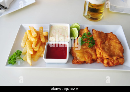 Fish &amp; Chips am Tisch im Straßencafé Stockfoto