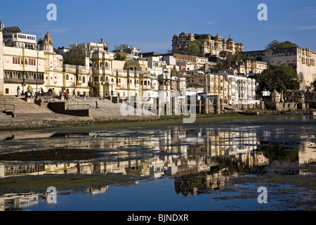 Lal Ghat.On den Hintergrund des Stadtschlosses. Pichola-See. Udaipur. Rajasthan Stockfoto