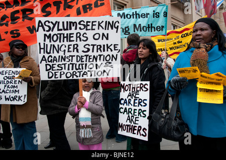 März & protestieren in London für Mütter kämpfen wegen zu missbrauchen. Krieg, Einwanderung, Armut, Überanstrengung, underpay und vieles mehr Stockfoto