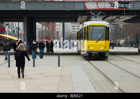 Straßenbahn in Alexanderplatz unterwegs Platz Berlin-Mitte-Deutschland-Europa Stockfoto