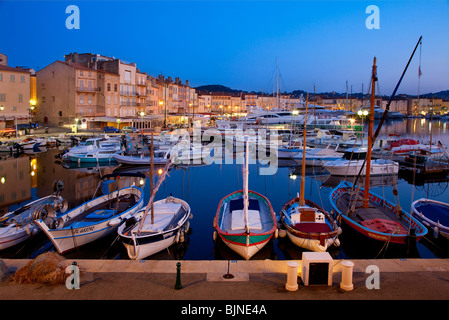 SAINT TROPEZ HAFEN BEI NACHT Stockfoto