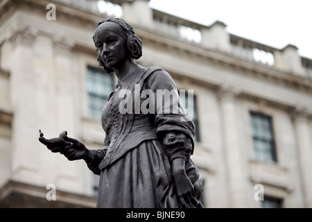 Statue von Florence Nightingale, bekannt als die Dame von der Lampe im Krimkrieg nahe dem wachen-Denkmal in London Stockfoto