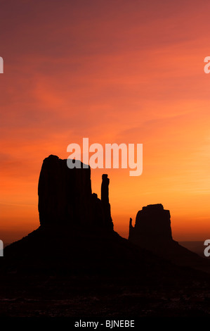 Sunrise schafft eine Silhouette der Fäustlinge in Monument Valley National Park, Arizona Stockfoto