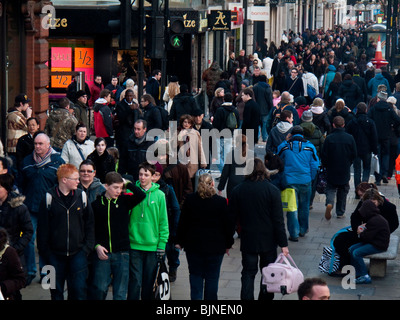 Käufer auf Oxford Straße, London, England, Vereinigtes Königreich Stockfoto