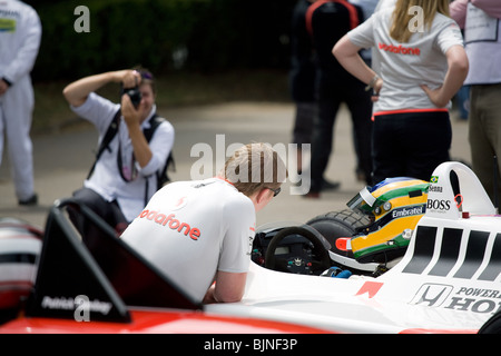 Bruno Senna, seine Unlces Mclaren in Goodwood zu fahren. Stockfoto