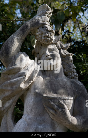 Klassische Statue einer Frau mit Trauben, Villa Vizcaya Gärten, Miami, Florida Stockfoto