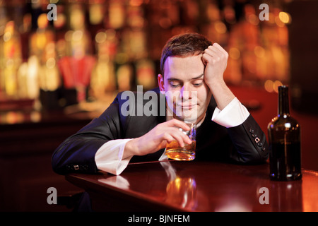 Junger Mann betrunken trinken Whisky in der bar Stockfoto