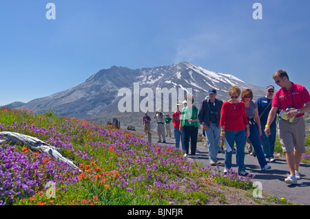 Leitfaden zeigt eine Gruppe von Touristen um das Besucherzentrum in Mount Saint Helens Washington State Stockfoto