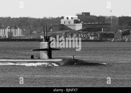 Eine Los-Angeles-Klasse schnell Angriff u-Boot-Richtung Norden in die Themse mit Fort Trumbull in den Hintergrund-New London, CT Stockfoto