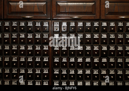 Kleine Schubladen für die Zimmerschlüssel in einem Hotel in Syrien. Stockfoto