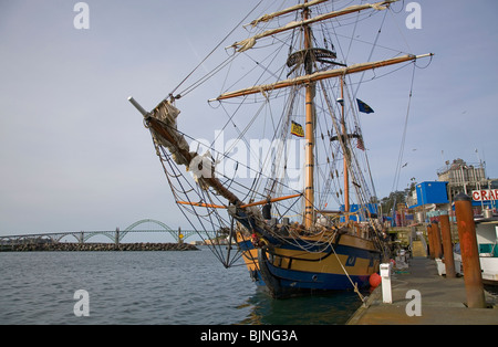 Eine Quadrat manipulierten hoch Segelschiff gebunden an das Dock in Newport, Oregon Stockfoto