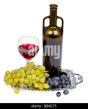 Eine Flasche Rotwein, Glas und Trauben auf einem weißen Hintergrund - Stillleben Stockfoto