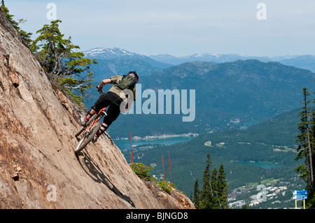 Downhill Mountainbiken in den weltberühmten Whistler Bike Park in Whistler, BC, Kanada Stockfoto