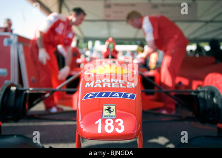 Ferrari-Mechaniker arbeiten auf einem Ferrari F1-Auto. Stockfoto