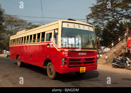 Indien, Kerala, Alappuzha (Alleppey) zu transportieren, schnell bewegenden KSRTC, staatlich geführte öffentliche Bus in Bewegung Stockfoto