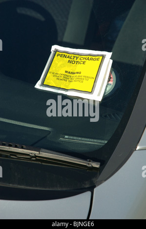 Strafe kostenlos Hinweis angebracht an der Windschutzscheibe ein falsch geparktes Auto, England, UK Stockfoto