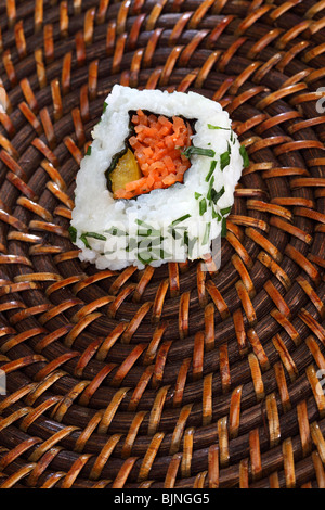 Sushi-Stäbchen Japan japanische gesundes Essen Lachs Reis Fisch Rollen Ingwer roh Kaviar Auswahl Platte traditioneller Folklore frisch Stockfoto