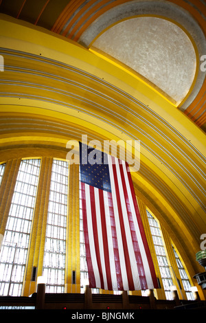 Amerikanische Flagge hängt von der Art-déco-Decke des Union Terminals ex Railroad station jetzt Cincinnati Museum Center, Ohio, USA Stockfoto