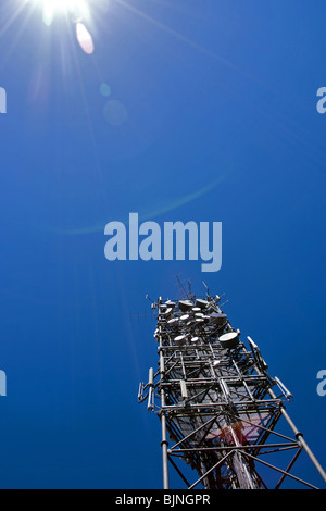 Eine große Kommunikation Mast gegen blau schüchtern mit der Sonne in Schuss Stockfoto