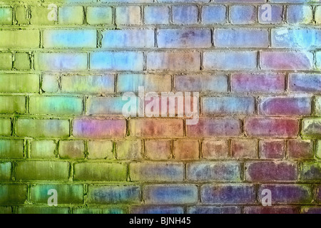 Grobe Ziegel Wand schillernde Farben des Regenbogens Stockfoto