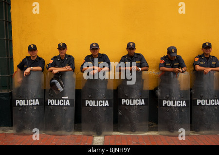 Polizisten stehen in einer Reihe Stockfoto