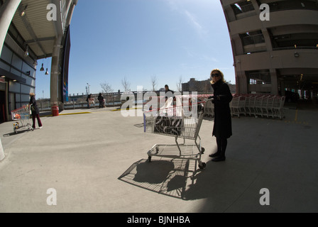 Käufer außerhalb ein Costco Wholesale speichern in einem Einkaufszentrum in New York auf Samstag, 27. März 2010. (© Richard B. Levine) Stockfoto