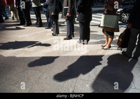Arbeitssuchende Line-up für eine Jobmesse in Midtown in New York auf Mittwoch, 24. März 2010. (© Frances M. Roberts). Stockfoto