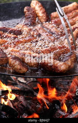 Vom Grill kochen Hackfleisch Frikadellen in Brand Stockfoto