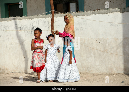 Junge Mädchen warten auf den Beginn des Maulidi Festivals außerhalb Riyadha Moschee Lamu, Kenia Stockfoto