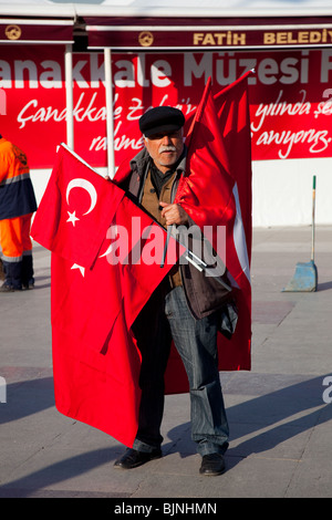 Mann mit Türkei Fahnen, Istanbul, Türkei Stockfoto