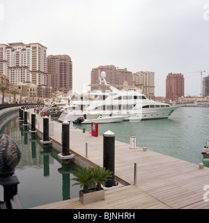 Luxusyachten auf der Perle Entwicklung, Katar. Mittelformat-film Stockfoto