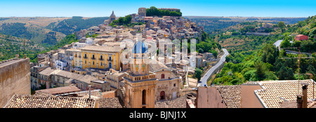 Santa Maria delli'Idria in den Vordergrund und Ragusa Ibla Sizilien hinter Stockfoto