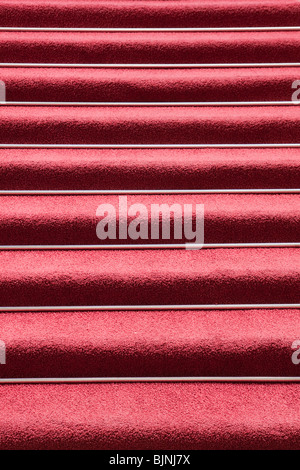 Abstraktes Bild von roten Teppich auf symmetrische Treppen Stockfoto