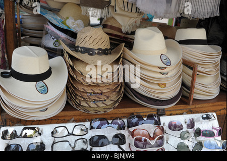Hüte und Sonnenbrillen auf Markt stall in Santa Fe De Antioquia, Kolumbien Stockfoto