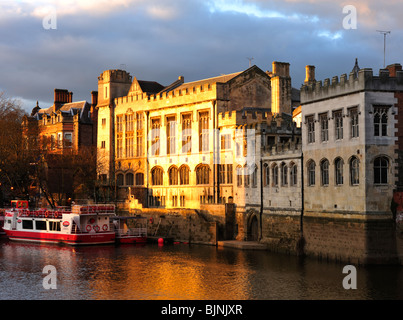 YORK, YORKSHIRE, Großbritannien - 13. MÄRZ 2010: Sonnenbeschienene Guildhall über dem Fluss Ouse Stockfoto